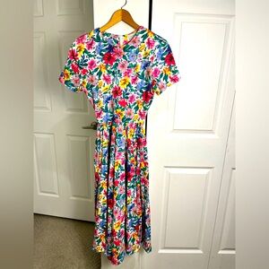 Vintage 80s EXPO Petite White Floral Dress Size 8 Pockets-Shoulder Pads-Back Zip